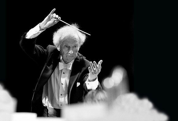 Anthony Negus , conducter with his orchestra at Great House Opera , Cotswolds UK
